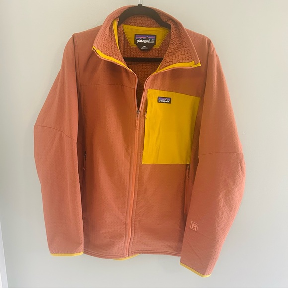 Patagonia Men’s Burl Red R2 TechFace Jacket - Picture 2 of 6